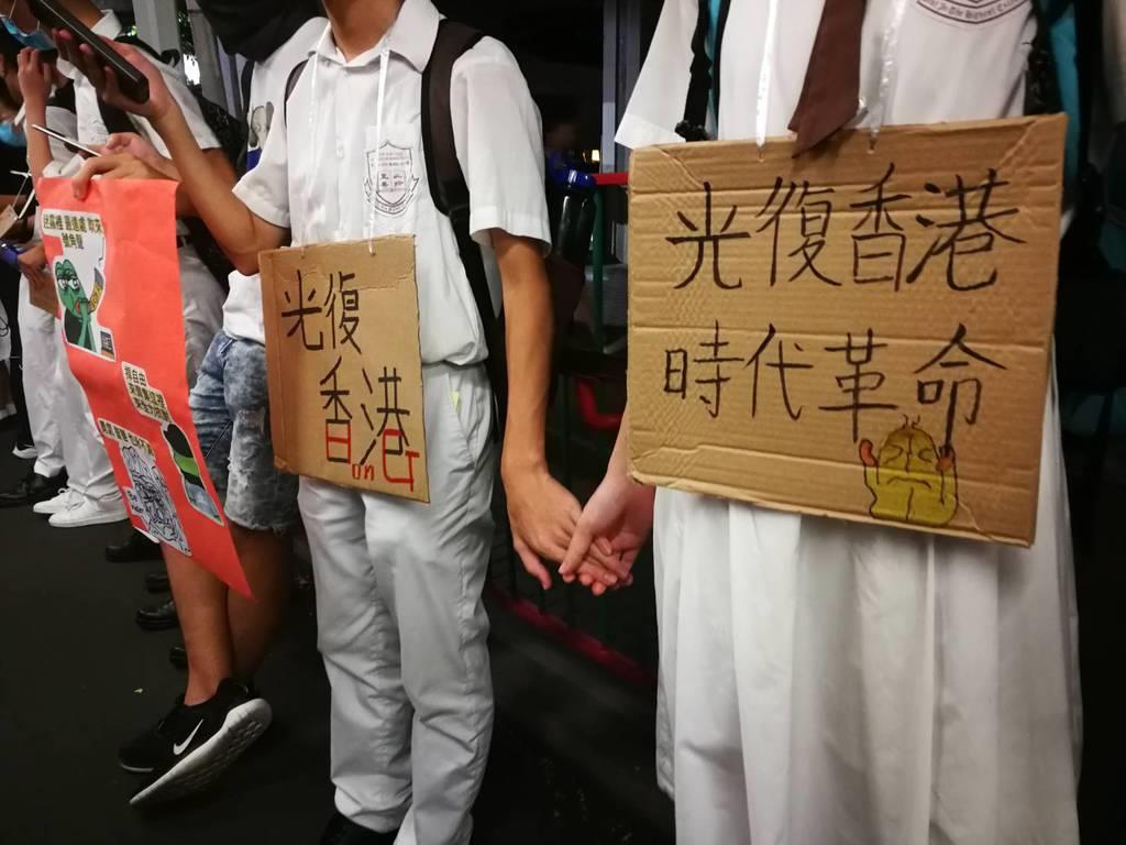 香港の高校生たちが政府に抗議するために行った「人間の鎖」。政府や警察に身元が判明することを恐れ、多くの参加者は顔写真の撮影を拒む（森浩撮影）