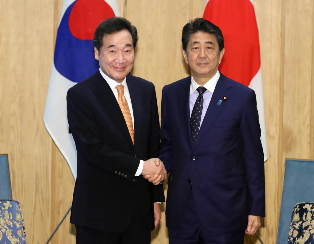 会談を前に握手を交わす韓国の李洛淵（イナギョン）首相（左）と安倍晋三首相＝２４日午前、首相官邸（春名中撮影）