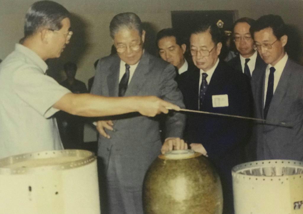 台北郊外にある中山科学研究院のミサイル研究現場を視察する李登輝(左から2人目)=1989年9月(李登輝基金会提供)
