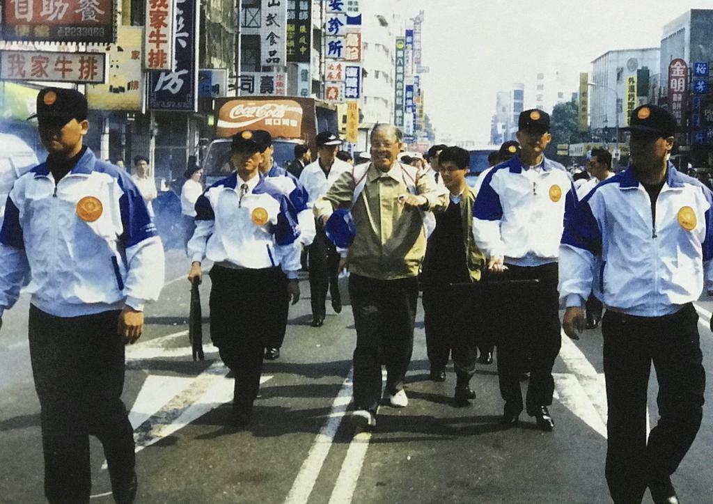 台湾初の総統直接選で台中市内の大通りを歩いて支持を訴える李登輝（中央）＝１９９６年３月（李登輝基金会提供）