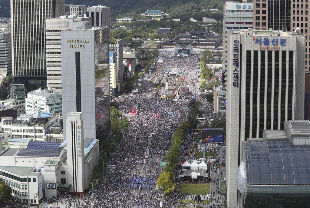10月3日、ソウル中心部で開かれた韓国のチョ・グク法相の辞任などを求める大規模集会(共同)