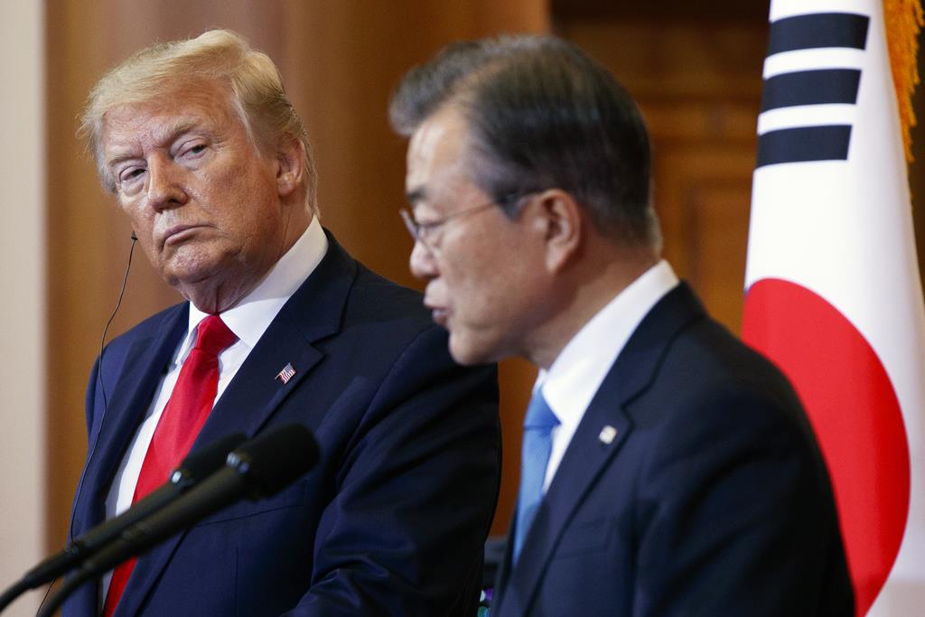 ソウルで記者会見するトランプ米大統領(左)と韓国の文在寅大統領(AP=6月30日)。韓国が日本とのGSOMIA破棄を決めたことが、米国の対韓不信感を強めている