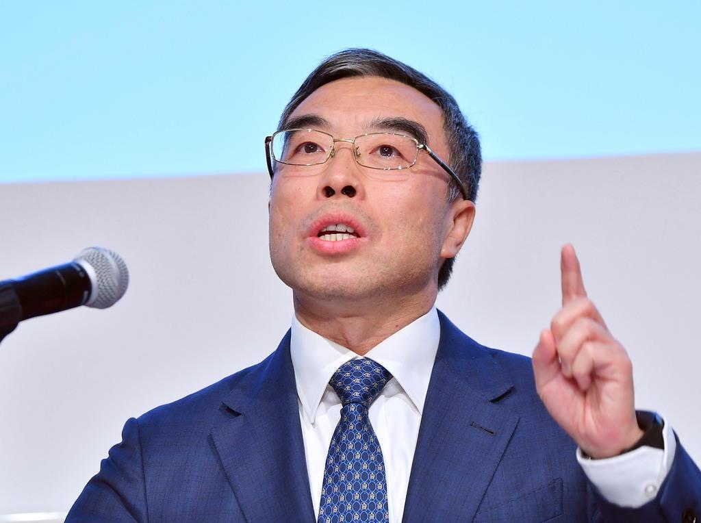 挨拶するファーウェイ(HUAWEI・華為)のリャン・ファー(梁華)会長=21日午後、東京都千代田区(三尾郁恵撮影)