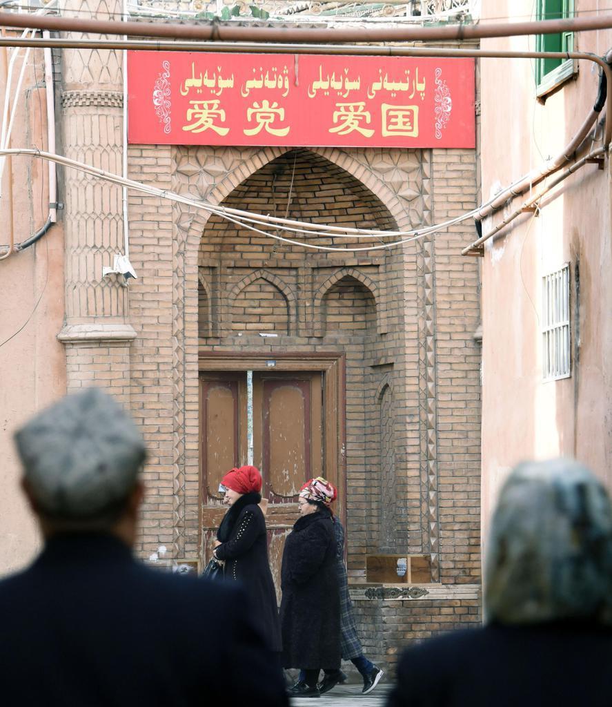 中国新疆ウイグル自治区カシュガル地区のウイグル族居住区に掲げられた「愛党愛国」と書かれたスローガン＝２０１８年２月（共同）