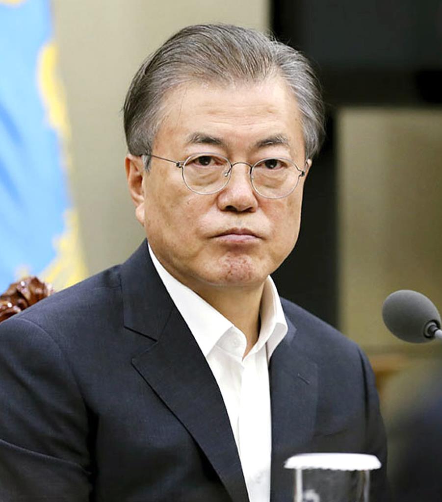 22日、ソウルの韓国大統領府で開かれた会合でGSOMIAに関する報告を受ける文在寅大統領(韓国大統領府提供・共同)