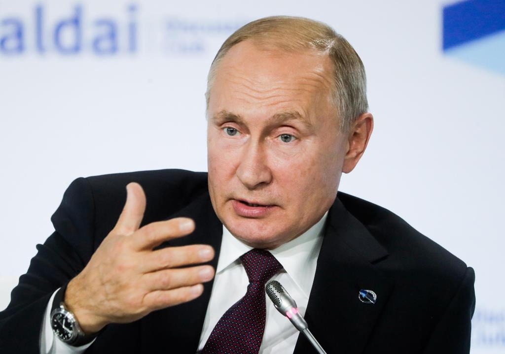 3日、ロシア南部ソチで行われた「ワルダイ会議」の全体会合で発言するプーチン大統領(タス=共同)