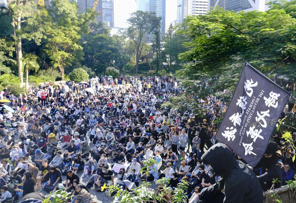 香港政府本部庁舎近くの公園で開かれた抗議集会に集まった人たち＝１１月３０日（共同）
