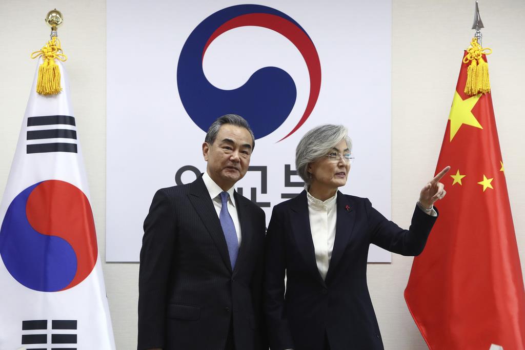 ４日、ソウルで会談に臨む康京和外相（右）と中国の王毅国務委員兼外相（ＡＰ）