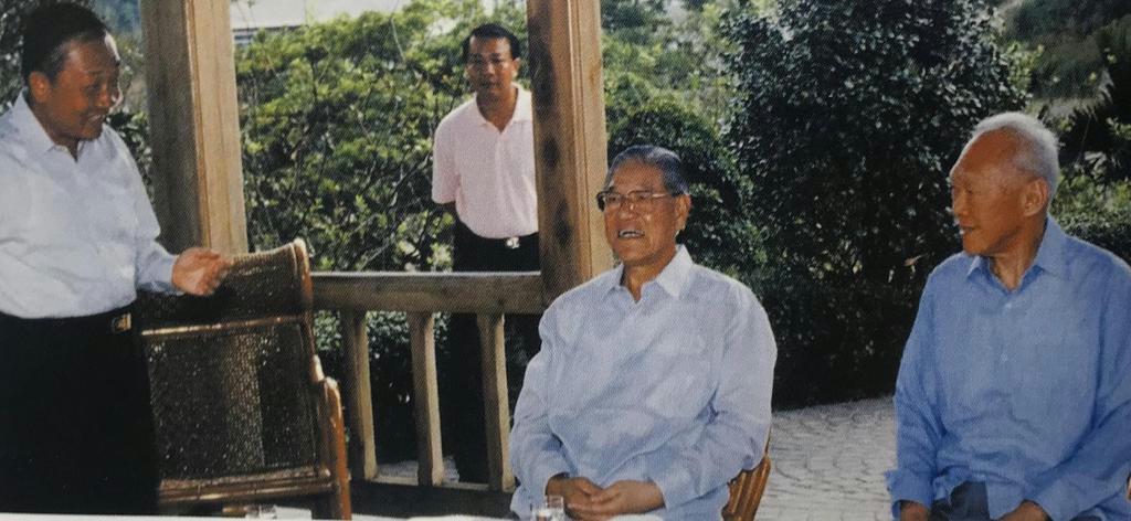 台湾を非公式訪問したシンガポール元首相のリー・クアンユー（手前右）を別荘地に招いた李登輝（同左）＝１９９４年９月（李登輝基金会提供）