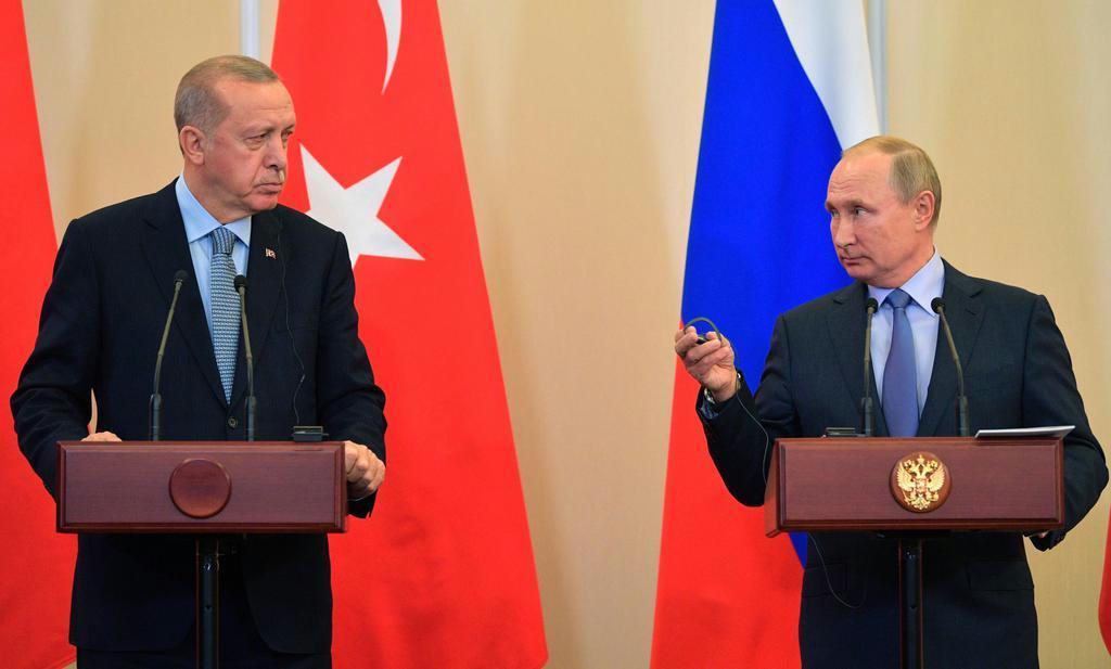 シリアをめぐる合意を発表したエルドアン・トルコ大統領(左)とプーチン露大統領=10月、ソチ(AP)