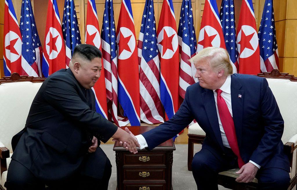 6月、板門店で握手を交わすトランプ米大統領(右)と北朝鮮の金正恩朝鮮労働党委員長(ロイター)