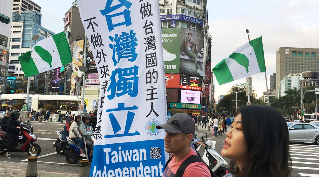 台湾の独立を訴える旗が掲げられた台北の繁華街(ロイター)
