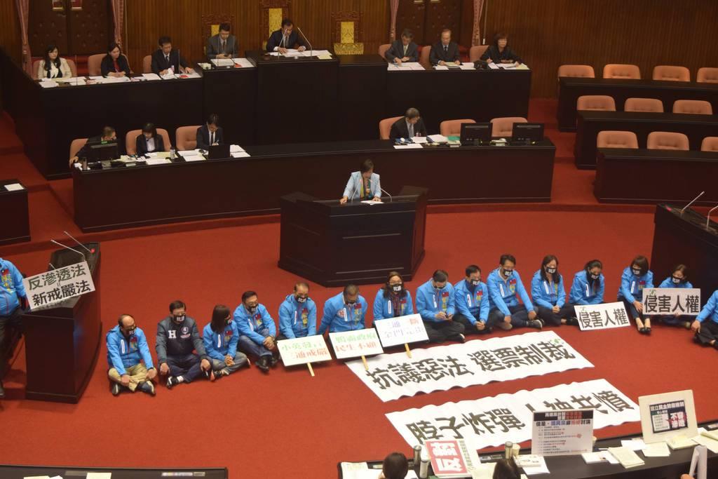 ３１日、台北市内の立法院で、「反浸透法案」に反対し、本会議場で座り込む国民党の立法委員ら（田中靖人撮影）