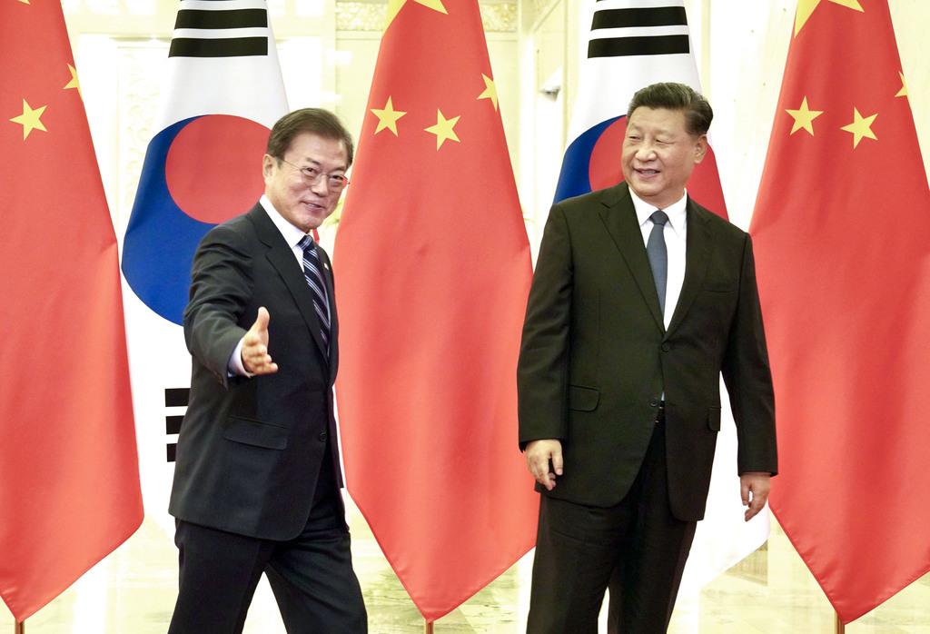 北京で首脳会談に臨む韓国の文在寅大統領(左)と中国の習近平国家主席 =2019年12月23日(聯合=共同)