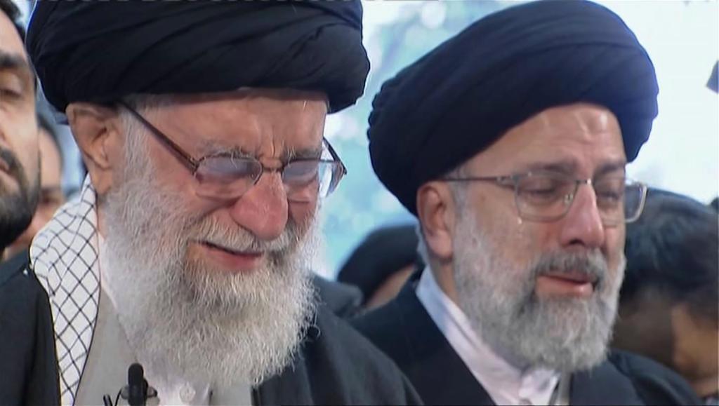 　イランのソレイマニ司令官の葬儀で涙ぐむ最高指導者ハメネイ師（左）＝６日、テヘラン（ＡＰ）