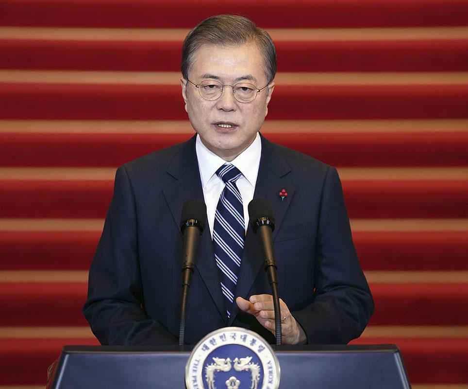 7日、ソウルの韓国大統領府で新年の辞を発表する文在寅大統領(韓国大統領府提供・共同)