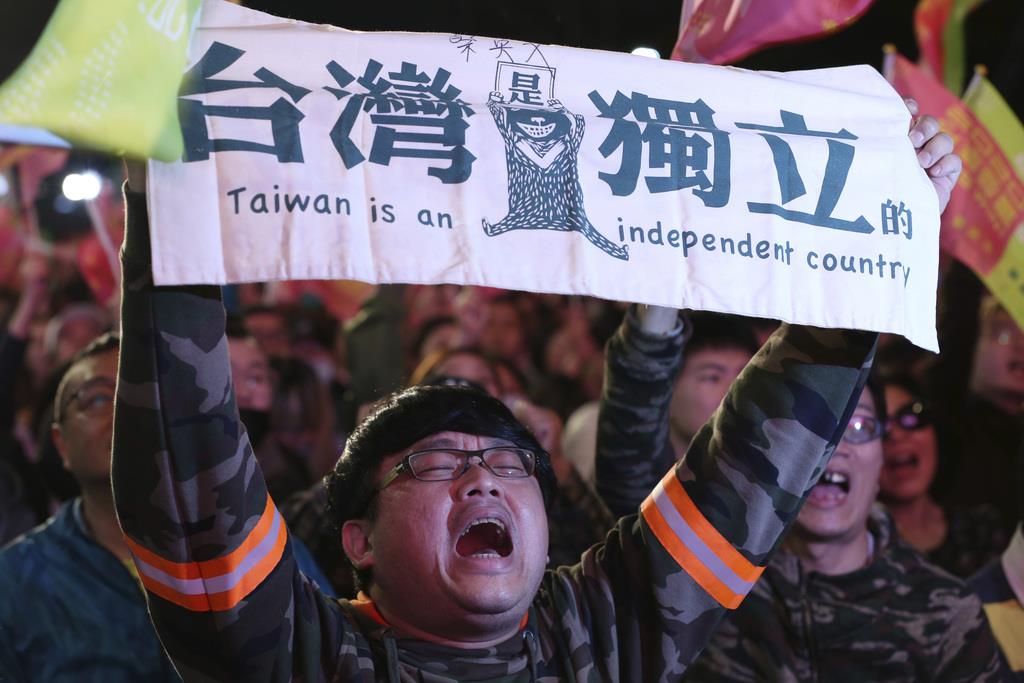 自由と民主主義を掲げ中国に対抗姿勢を示す台湾の蔡英文総統の支持者たち＝１１日、台北（AP）