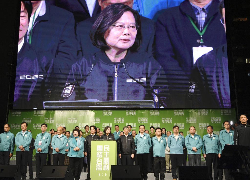 台湾総統選で再選を果たし、大型スクリーンに映し出された、支持者にあいさつする民進党の蔡英文総統=11日、台北市(共同)