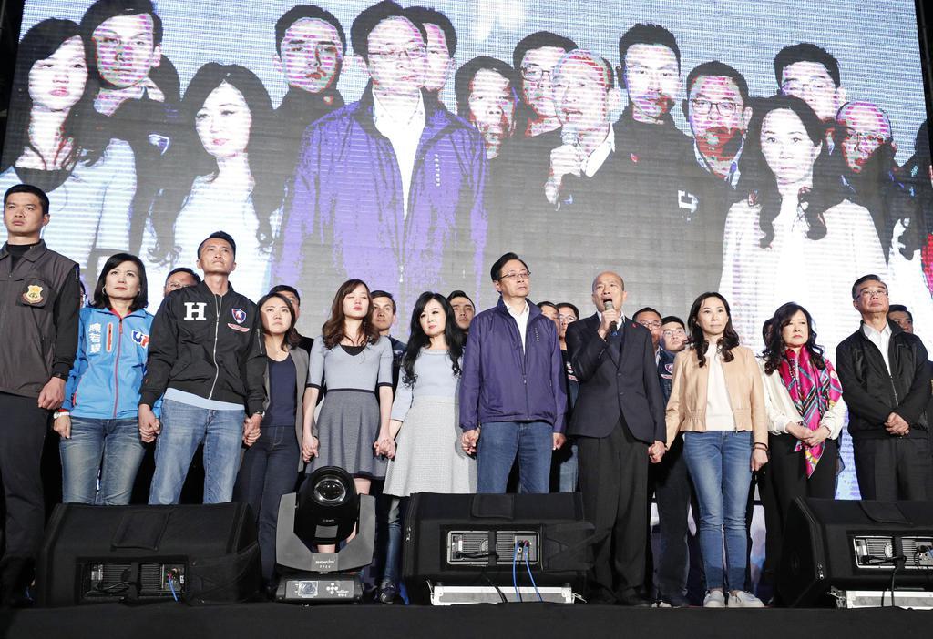 台湾総統選に敗れ、敗戦の弁を述べる国民党の韓国瑜・高雄市長(右から4人目)=11日、高雄市(共同)