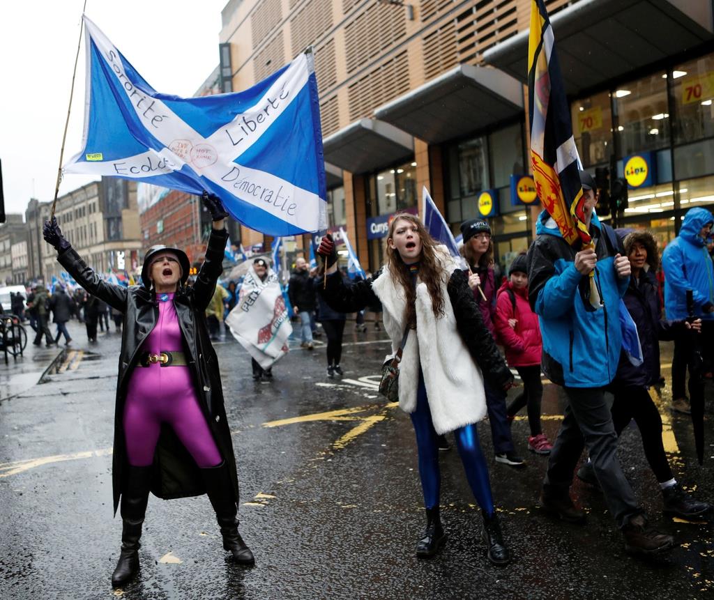 １１日、スコットランド西部のグラスゴーで英国からの独立を求めデモ行進する人々（ロイター）