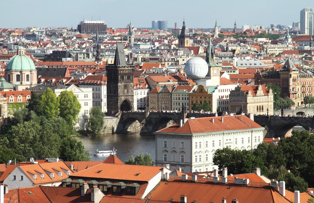 「百塔の町」と称されるプラハは、赤瓦の屋根の間にゴシックやバロック、ルネサンス様式などあらゆる建築を見ることができる（飯田英男撮影）