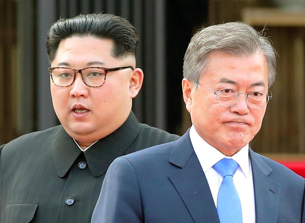 2018年4月、板門店宣言に署名後、共同発表に臨む韓国の文在寅大統領(手前)と北朝鮮の金正恩朝鮮労働党委員長(韓国共同写真記者団撮影)