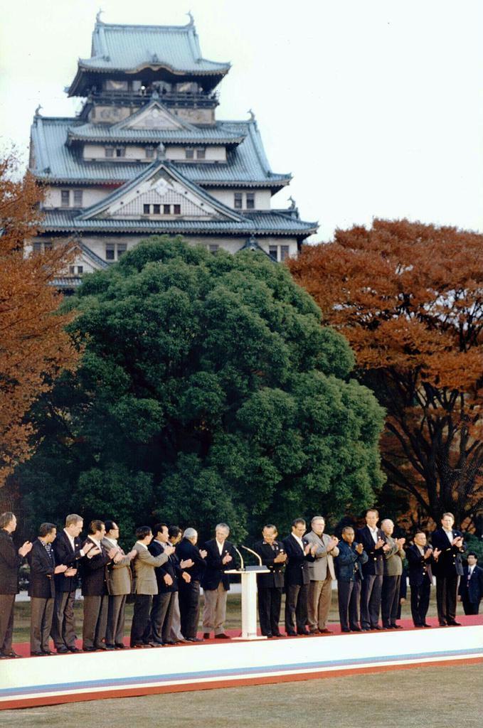 村山富市首相(当時、左から10人目)が議長を務めた大阪APEC非公式首脳会議後の記念撮影 =1995年11月19日