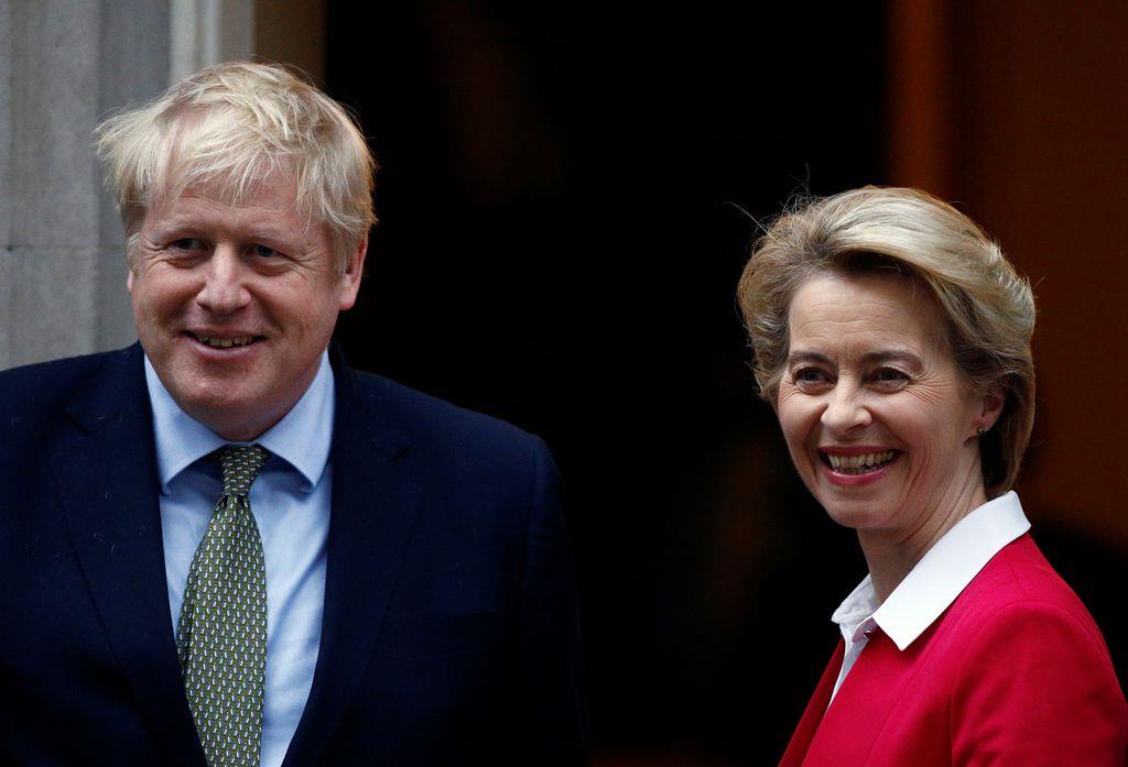 8日、ロンドンで行われたジョンソン英首相(左)とフォンデアライエン欧州委員長の初会談(ロイター)