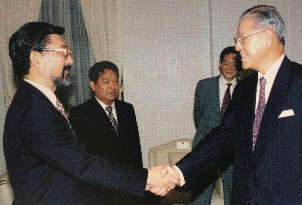 産経新聞の元台北支局長、吉田信行(左)と総統府で握手する李登輝=1995年8月18日(李登輝基金会提供)