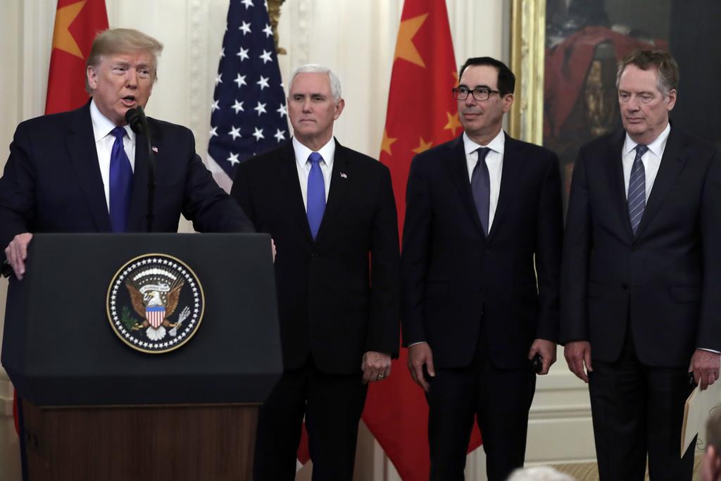 1月15日、ホワイトハウスで米中「第1段階」合意の署名に臨むトランプ米大統領(左端)。合意の背景で、対中強硬派のライトハイザー米通商代表(右端)がムニューシン米財務長官(右から2人目)ら対中穏健派に同調したと伝わる(AP)