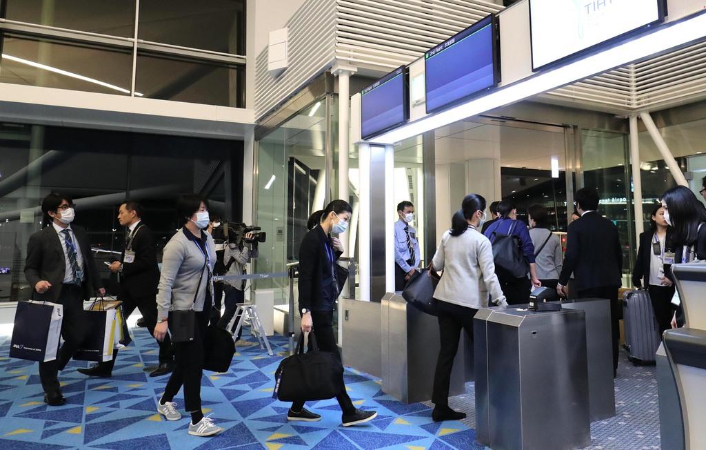 中国・武漢に向け出発準備をする日本政府のチャーター機。関係者が乗り込んだ=2月6日午後、羽田空港(古厩正樹撮影)