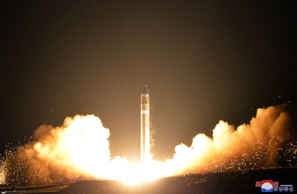 北朝鮮が試射した大陸間弾道ミサイル(ICBM)「火星15」型=2017年11月、平壌郊外(朝鮮中央通信=朝鮮通信)