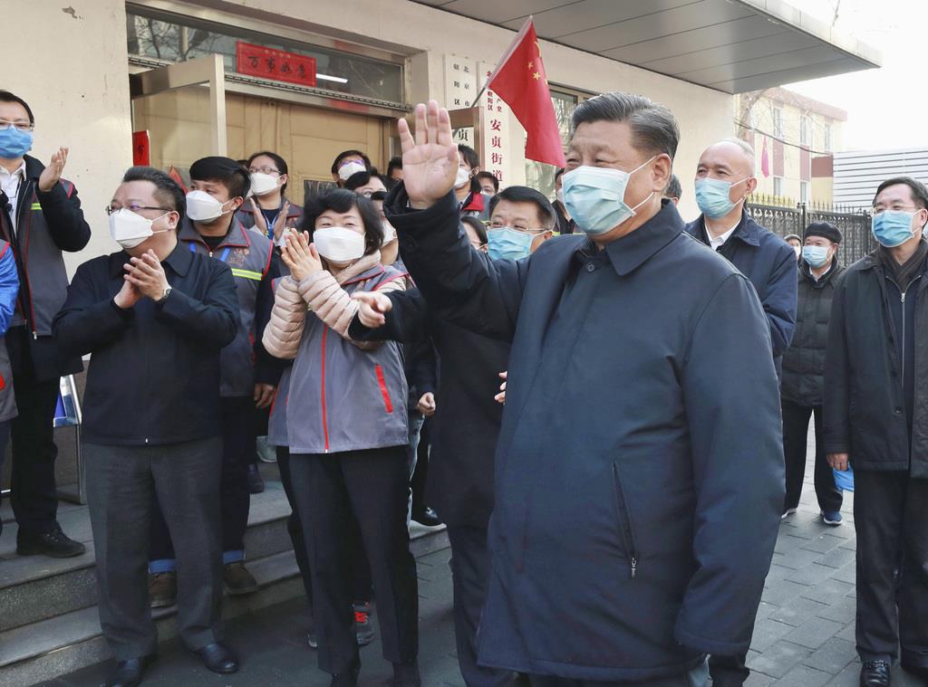 北京市内の施設を視察し、マスク姿で手を振る中国の習近平国家主席（右手前）＝１０日（新華社＝共同）