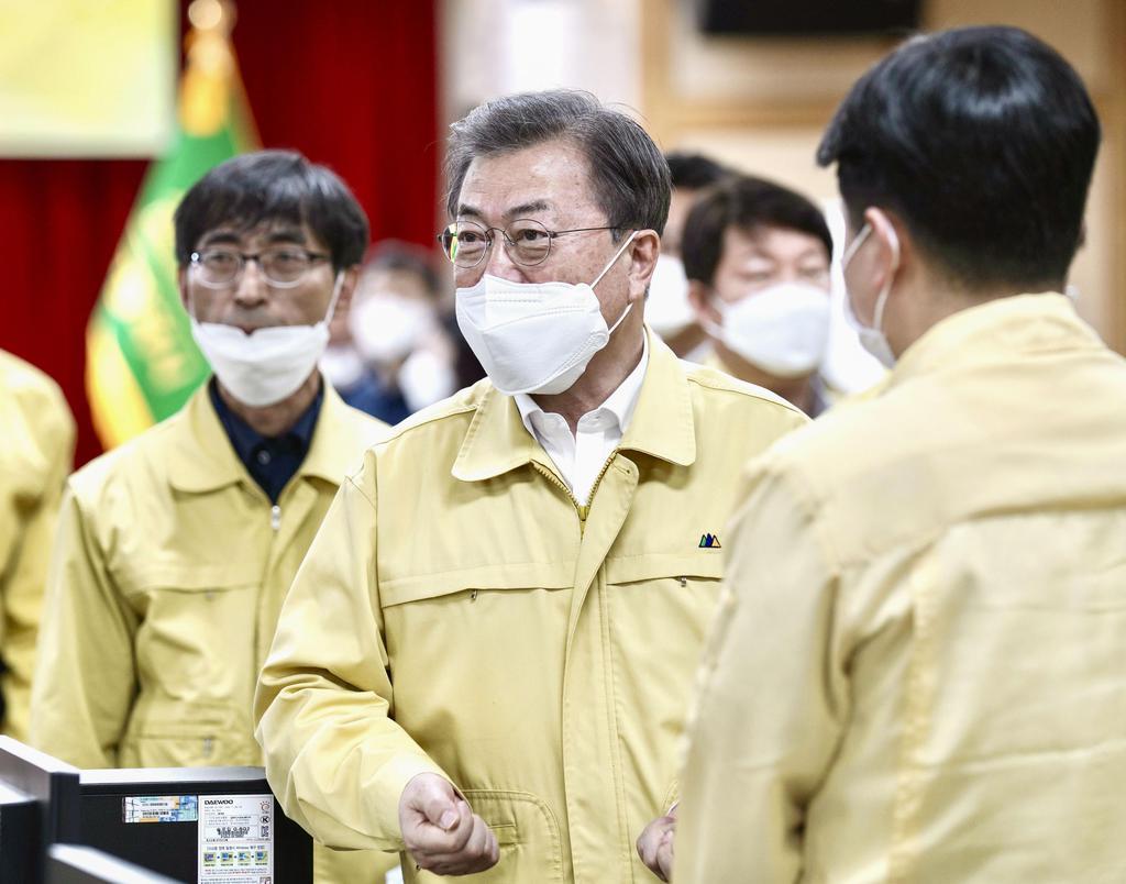 25日、韓国・大邱で開かれた新型コロナウイルスの対策会議に出席する文在寅大統領(聯合=共同)