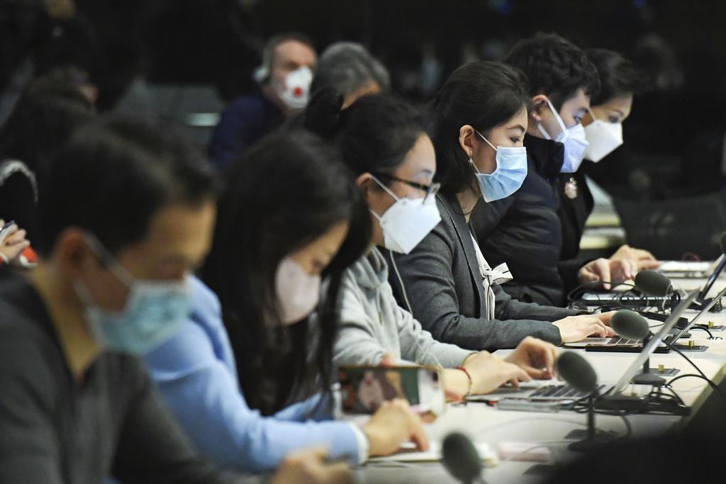 中国外務省の記者会見にマスクを着用して臨む記者ら=2月24日、北京(共同)