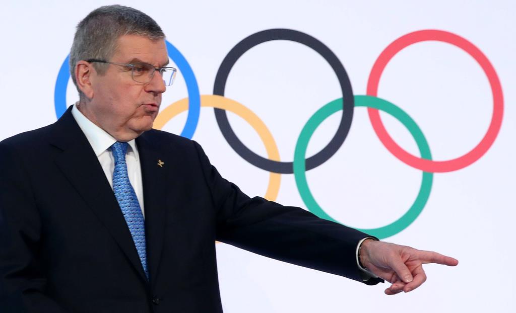 4日、会見するIOCのバッハ会長=スイス・ローザンヌ(ロイター)