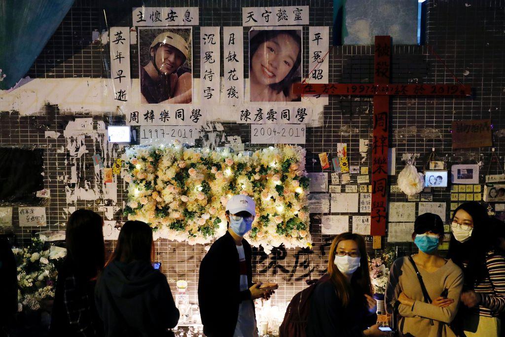 反政府デモに参加し命を落とした学生の通夜に出席する学生たち=3月8日、中国・香港(ロイター)