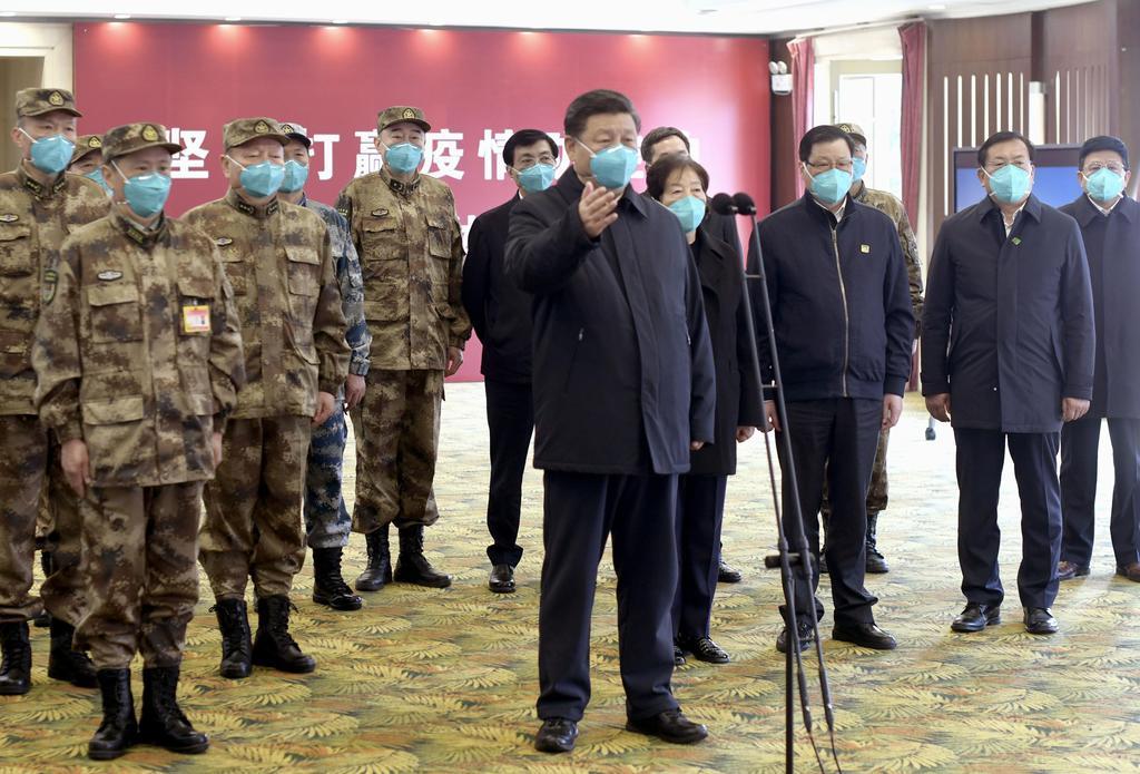 中国・武漢の「火神山医院」を視察する習近平国家主席(中央)=10日(新華社=共同)