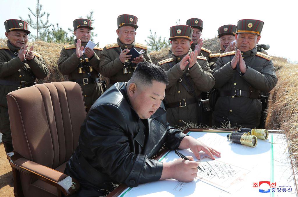 金正恩氏(手前、ロイター)