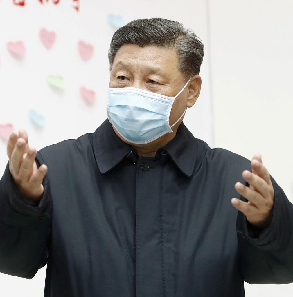 マスク姿で北京市内の施設を視察する中国の習近平国家主席=2月10日(新華社=共同)