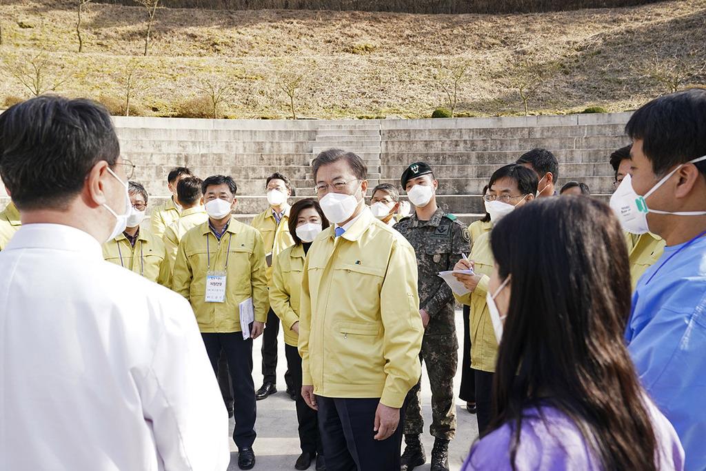 韓国・天安の「生活治療センター」を視察する文在寅大統領(中央)=12日(韓国大統領府提供・共同)