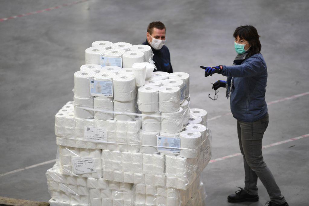 商店に運び込まれる大量のトイレットペーパー。ドイツでは新型コロナウイルス感染による死亡率は低い＝３月２５日、バイエルン州ブーフロー（ロイター）