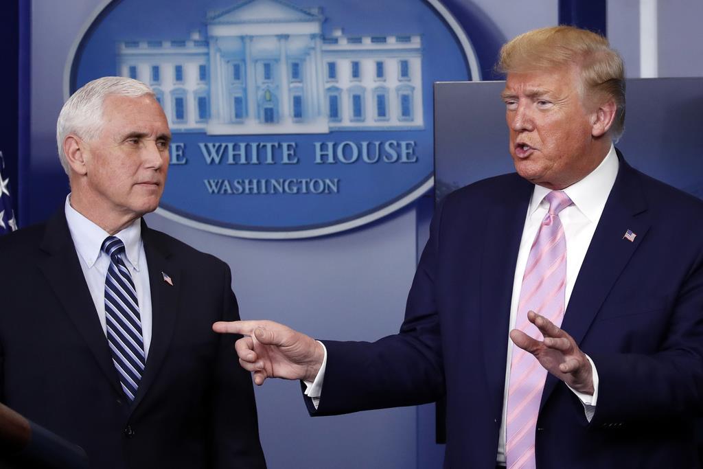 トランプ米大統領(右)とペンス副大統領=1日、ワシントン(AP)