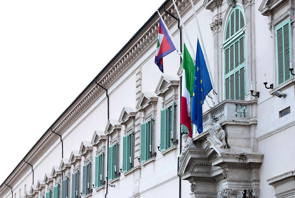 弔意を表すために半旗に掲げられたイタリア国旗とEU国旗=3月31日、ローマ(ロイター)