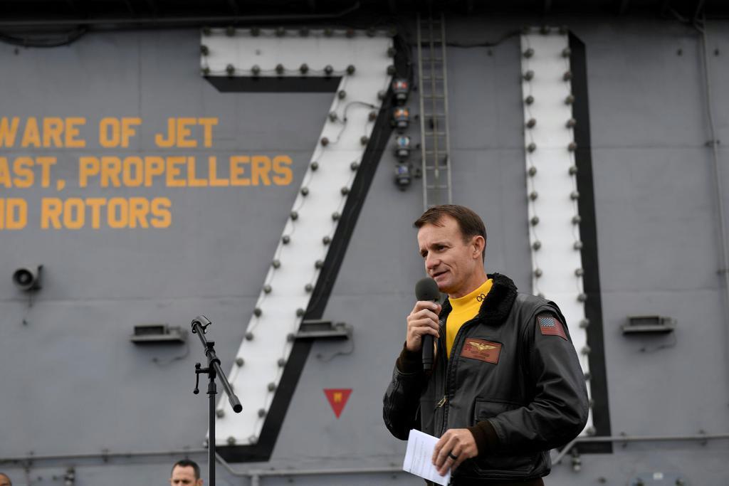 昨年12月、東太平洋を航行中の米空母艦上で乗組員に訓示する艦長。今回の新型コロナ感染問題で解任された (ロイター)