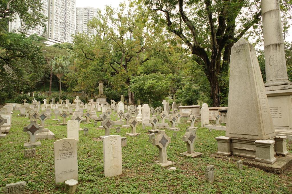 香港の歴史が刻み込まれた外国人墓地=香港墳場(藤本欣也撮影)