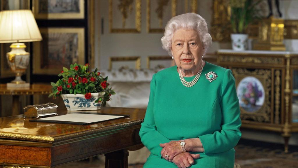 新型コロナウイルスと戦う国民らに向けて、テレビで演説し、団結を呼びかけた英国のエリザベス女王（ロイター）