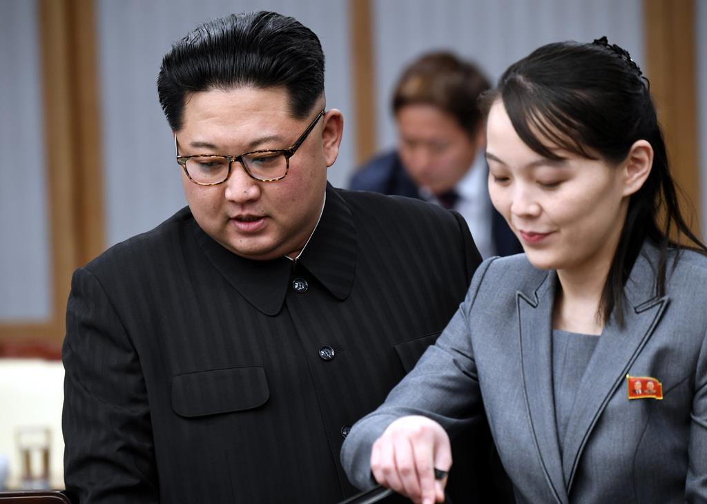 2018年4月、韓国の文在寅大統領との会談のため、韓国側施設に入った金正恩氏と金与正氏のきょうだい=板門店(韓国共同写真記者団撮影)