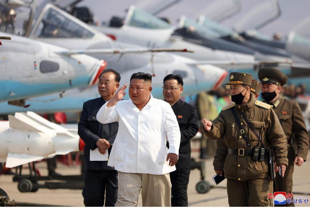 西部地区の航空師団管下の攻撃機連隊を視察する金正恩朝鮮労働党委員長。日時は不明。朝鮮中央通信が12日報じた(朝鮮中央通信=朝鮮通信)