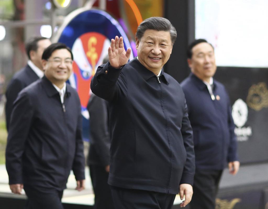 中国陝西省西安市を視察する習近平国家主席(中央)=22日(新華社=共同)